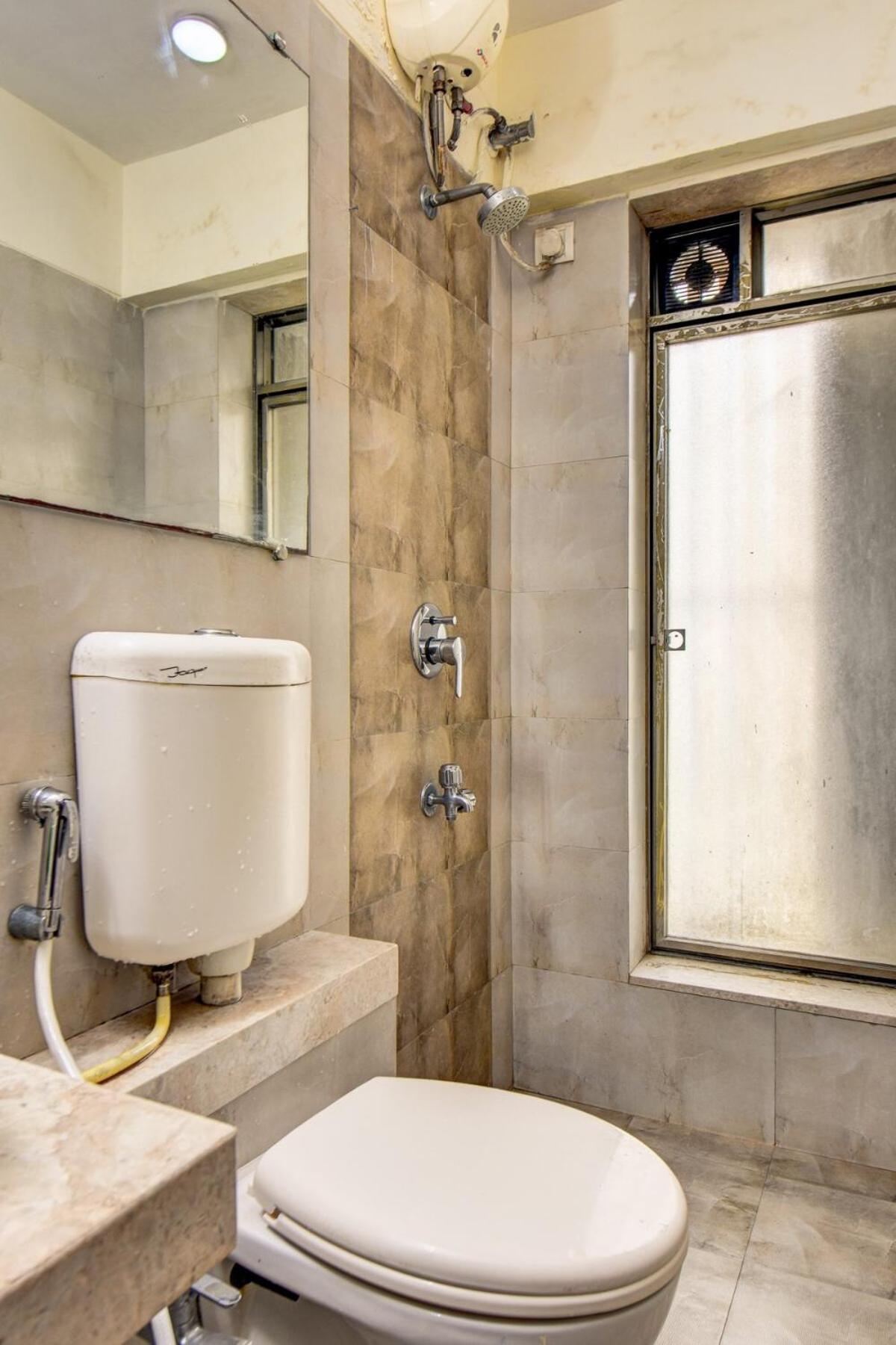 1 Private Bedroom I Bath In A 2bhk Bkc And Jio Center Apartment