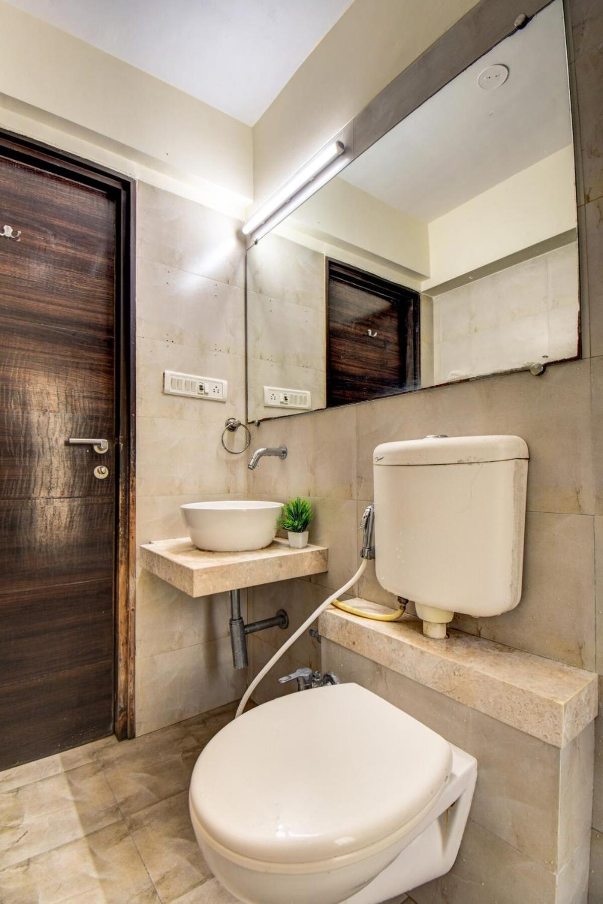 1 Private Bedroom I Bath In A 2bhk Bkc And Jio Center